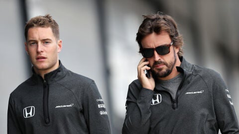 Fernando Alonso habla por tel&eacute;fono junto a Stoffel Vandoorne