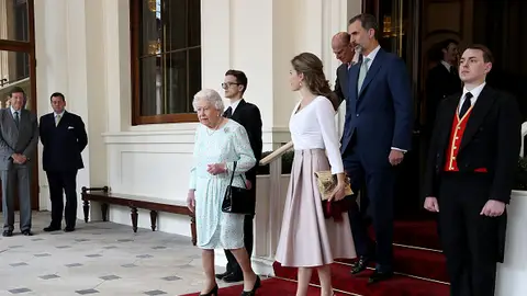 La Reina Isabel II despide a los Reyes de España en el Palacio de Buckingham La Reina Isabel II despide a los Reyes de España en el Palacio de Buckingham