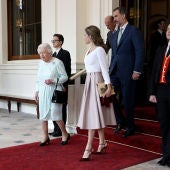 La Reina Isabel II despide a los Reyes de España en el Palacio de Buckingham
