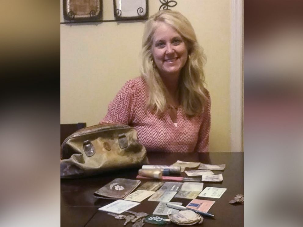 Un niño pesca el bolso que una mujer perdió hace 25 años y se lo devuelve Un niño pesca el bolso que una mujer perdió hace 25 años y se lo devuelve