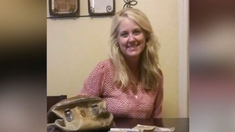 Un ni&ntilde;o pesca en un lago un bolso robado hace 25 a&ntilde;os y se lo devuelve a su due&ntilde;a