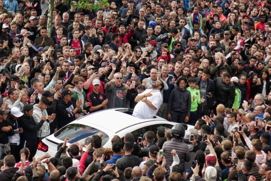 Multitudinaria concentración a las puertas de la casa de la familia de Nouri Multitudinaria concentración a las puertas de la casa de la familia de Nouri