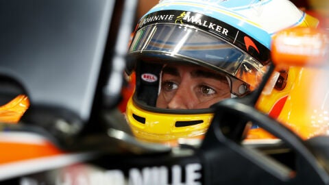 Fernando Alonso, en el cockpit del MCL32