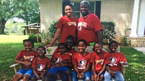 Una pareja adopta a siete hermanos que estaban separados en cuatro hogares de acogida