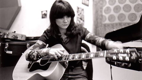 Linda Ronstadt afinando la guitarra