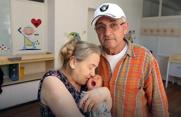 Una mujer de 60 años da a luz a una niña y su marido la abandona porque el bebé "es perjudicial para su salud" Una mujer de 60 años da a luz a una niña y su marido la abandona porque el bebé "es perjudicial para su salud"