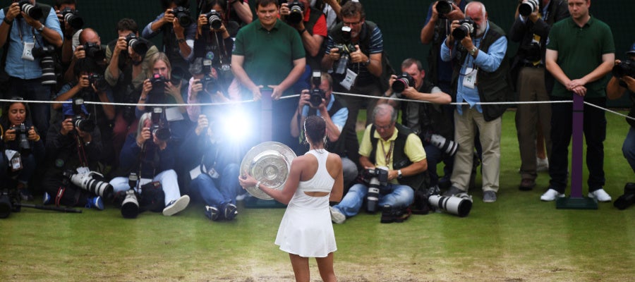 Garbiñe Muguruza, fotografiada tras ganar Wimbledon Garbiñe Muguruza, fotografiada tras ganar Wimbledon
