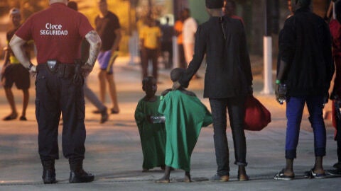 Los servicios de emergencias trasladan a los menores al CETI