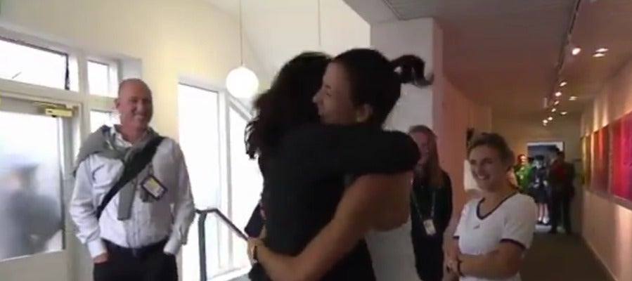 Muguruza abraza a Conchita Martínez tras ganar Wimbledon Muguruza abraza a Conchita Martínez tras ganar Wimbledon
