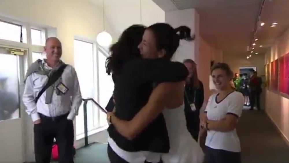 Muguruza abraza a Conchita Martínez tras ganar Wimbledon