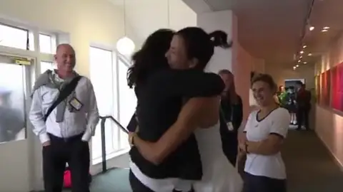 Muguruza abraza a Conchita Martínez tras ganar Wimbledon Muguruza abraza a Conchita Martínez tras ganar Wimbledon