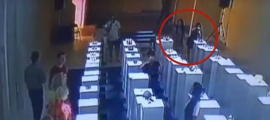 Captura del vídeo en que una mujer destruye tres esculturas por hacerse una 'selfie'. Captura del vídeo en que una mujer destruye tres esculturas por hacerse una 'selfie'.