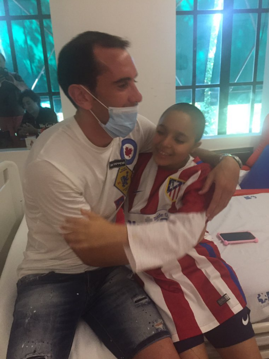 Godín cumple el sueño de Ruth, una niña colchonera que sufre una enfermedad rara Godín cumple el sueño de Ruth, una niña colchonera que sufre una enfermedad rara