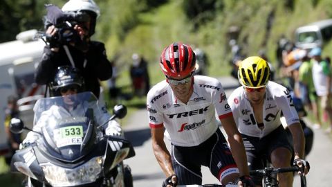 Los ciclistas espa&ntilde;oles Alberto Contador (i) del Trek Segafredo Mikel Landa (d) del Sky durante la escapada en la 13&ordf; etapa del Tour de Francia en Foix 
