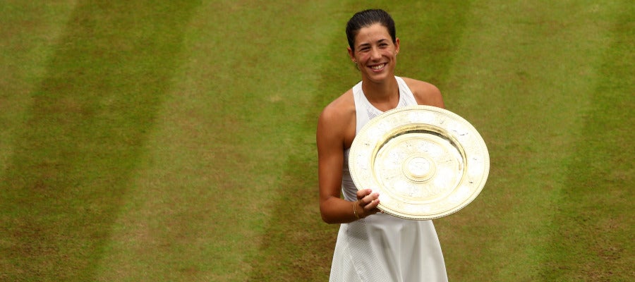 Muguruza sostiene su trofeo de campeona de Wimbledon ante la ovación de la grada Muguruza sostiene su trofeo de campeona de Wimbledon ante la ovación de la grada