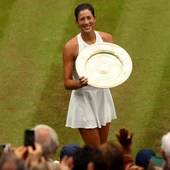 Muguruza sostiene su trofeo de campeona de Wimbledon ante la ovación de la grada Muguruza sostiene su trofeo de campeona de Wimbledon ante la ovación de la grada