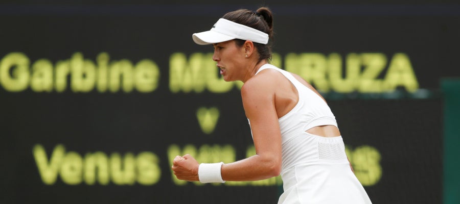 Garbiñe Muguruza celebra con el puño tras ganar el primer set a Venus Williams Garbiñe Muguruza celebra con el puño tras ganar el primer set a Venus Williams
