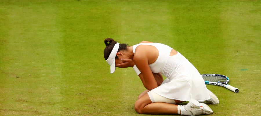 Garbiñe Muguruza llora sobre la pista central de Wimbledon tras ganar la final Garbiñe Muguruza llora sobre la pista central de Wimbledon tras ganar la final