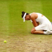 Garbiñe Muguruza llora sobre la pista central de Wimbledon tras ganar la final