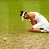 Garbiñe Muguruza llora sobre la pista central de Wimbledon tras ganar la final Garbiñe Muguruza llora sobre la pista central de Wimbledon tras ganar la final