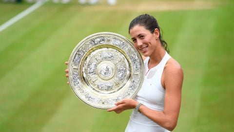 Garbi&ntilde;e Muguruza posa con su trofeo de campeona de Wimbledon