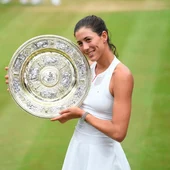 Garbiñe Muguruza posa con su trofeo de campeona de Wimbledon Garbiñe Muguruza posa con su trofeo de campeona de Wimbledon