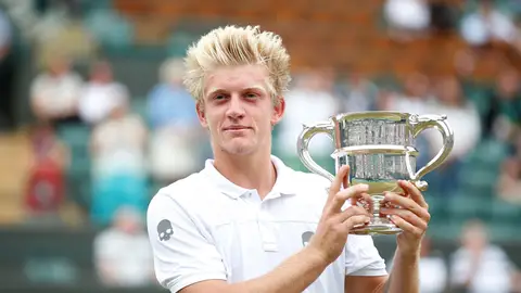 Alejandro Davidovich, con el trofeo de campeón de Wimbledon Alejandro Davidovich, con el trofeo de campeón de Wimbledon