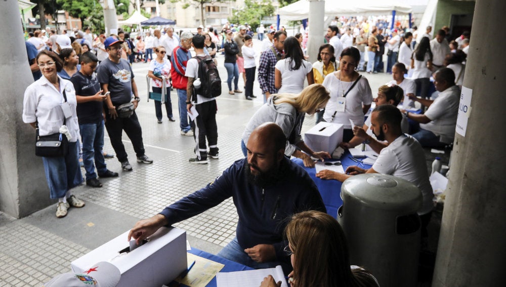 Oposición venezolana afirma que participación en referendo supera lo esperado