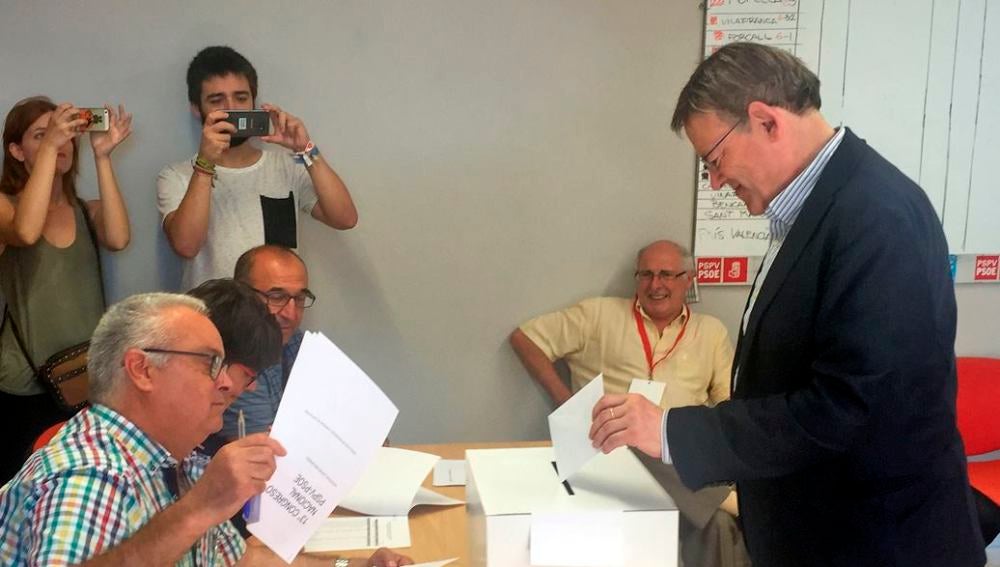 Ximo Puig votando en las primarias del Partido Socialista en la Comunidad Valenciana