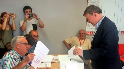 Ximo Puig votando en las primarias del Partido Socialista en la Comunidad Valenciana