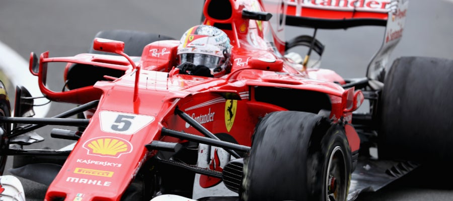 Sebastian Vettel, con el neumático pinchado Sebastian Vettel, con el neumático pinchado