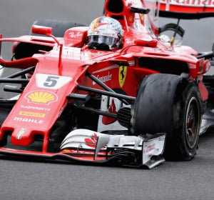 Sebastian Vettel, con el neumático pinchado Sebastian Vettel, con el neumático pinchado
