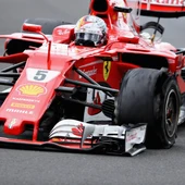 Sebastian Vettel, con el neumático pinchado Sebastian Vettel, con el neumático pinchado