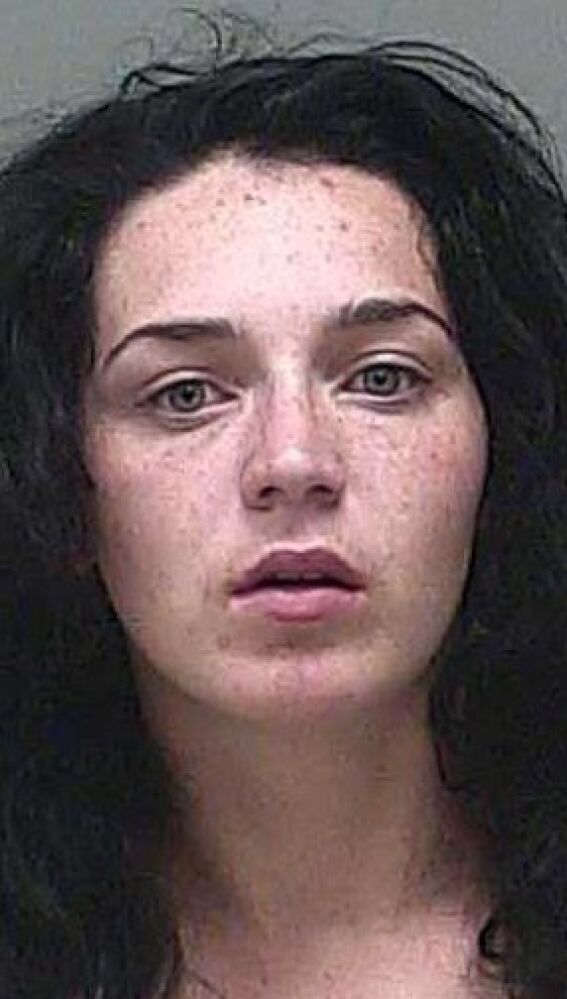Alana Nicole Donahue en su ficha policial 