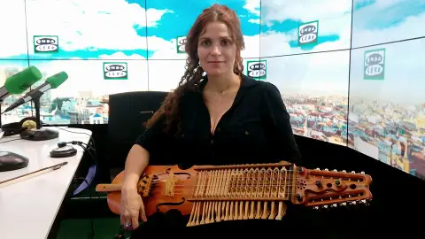Ana Alcaide con una viola de teclas. entrevista