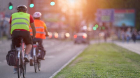 Ciclistas en la carretera