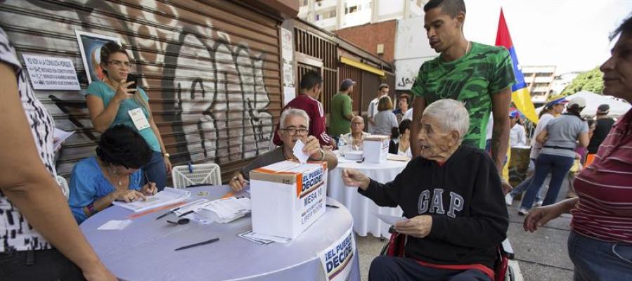 El pueblo venezolano votando en el plebiscito opositor El pueblo venezolano votando en el plebiscito opositor