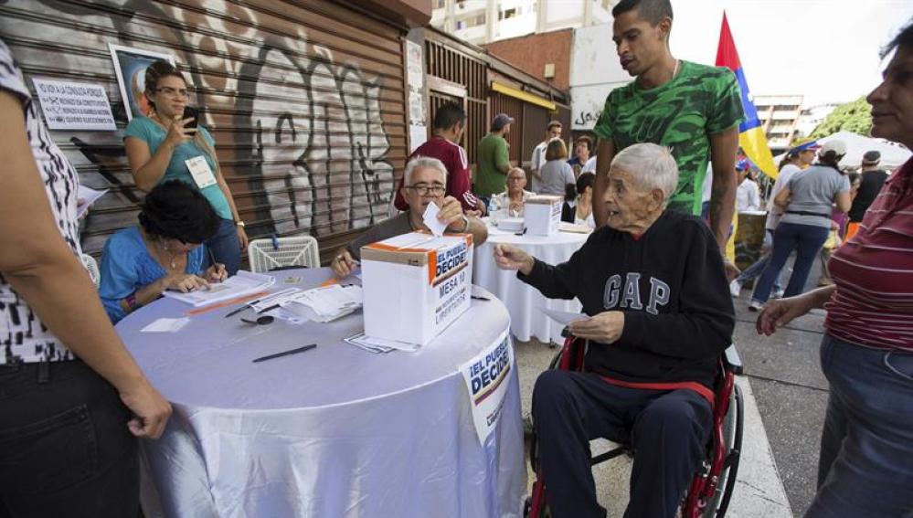 El pueblo venezolano votando en el plebiscito opositor