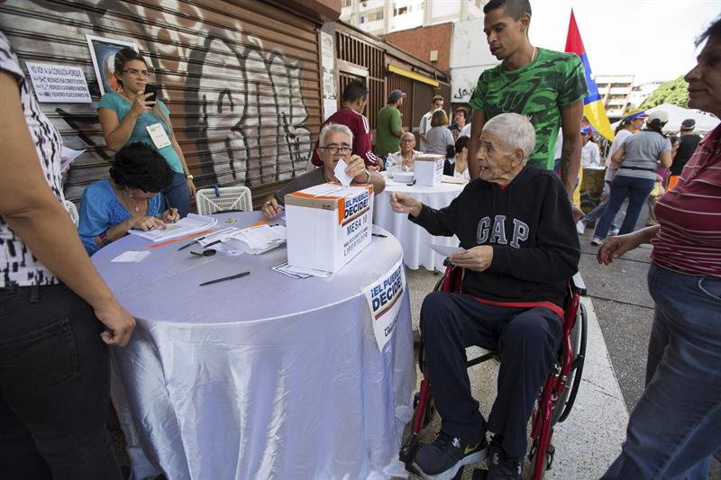 Los centros de votación del plebiscito opositor operan al 100 % en Venezuela Los centros de votación del plebiscito opositor operan al 100 % en Venezuela