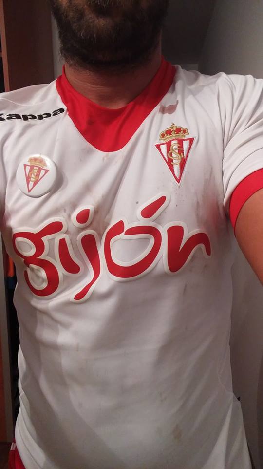 Recibe una paliza en los Sanfermines por llevar puesta la camiseta del Sporting de Gijón Recibe una paliza en los Sanfermines por llevar puesta la camiseta del Sporting de Gijón