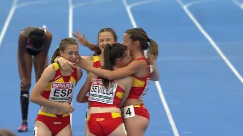 El equipo femenino de 4x100 celebra su victoria