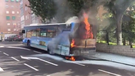 Arde un autobús de la EMT sin causar heridos Arde un autobús de la EMT sin causar heridos