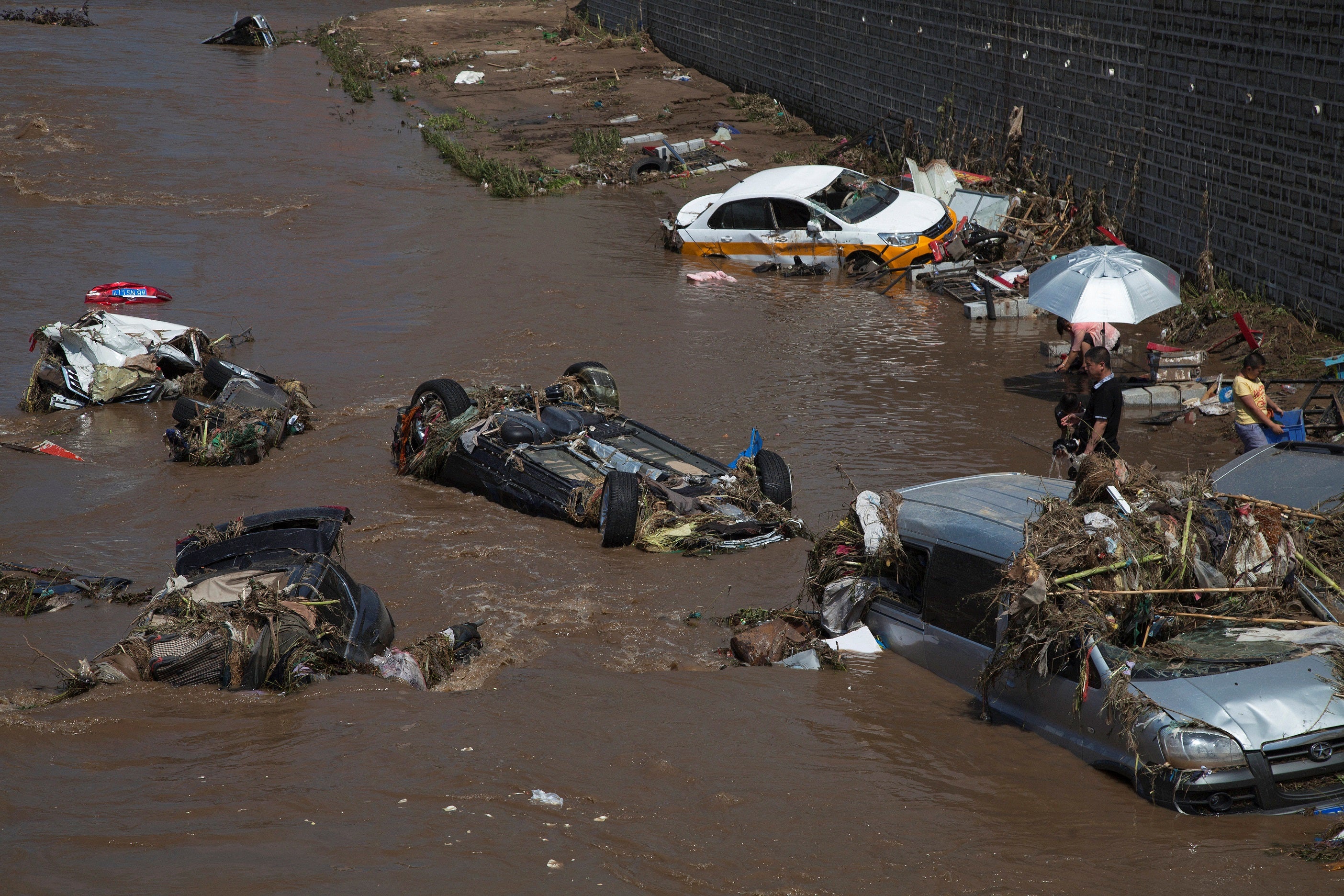Al menos 17 muertos y 6 desaparecidos en inundaciones y deslizamientos en Nepal Al menos 17 muertos y 6 desaparecidos en inundaciones y deslizamientos en Nepal