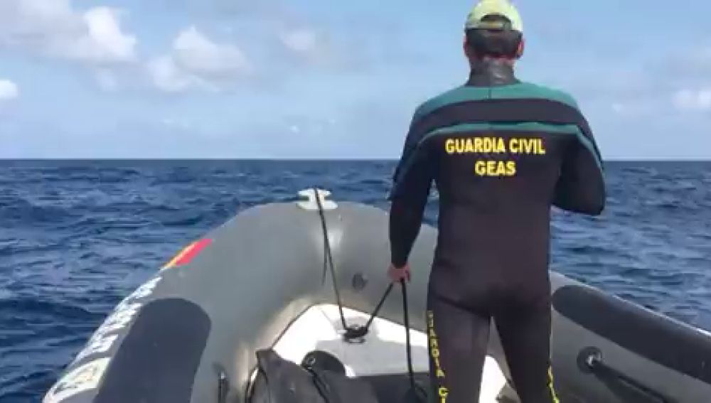 Artificieros de la Armada Española y la Guardiai Civil explosionan el artefacto explosivo encontrado a tres kilómetros de la Isla de Tabarca