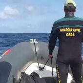 Artificieros de la Armada Española y la Guardiai Civil explosionan el artefacto explosivo encontrado a tres kilómetros de la Isla de Tabarca