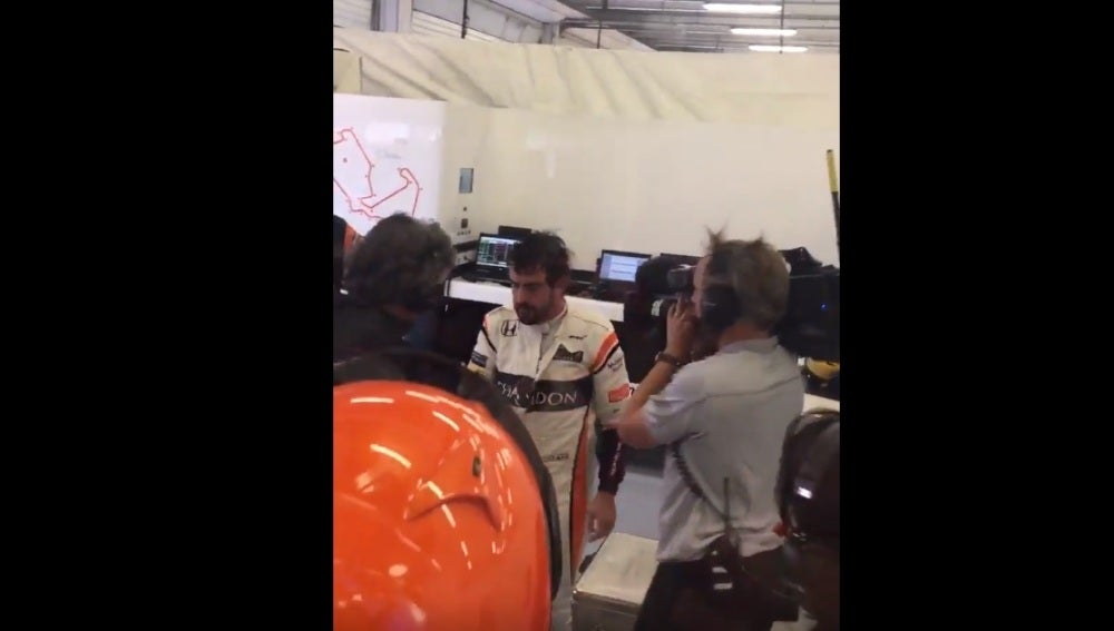Fernando Alonso entra en el box tras abandonar en Silverstone