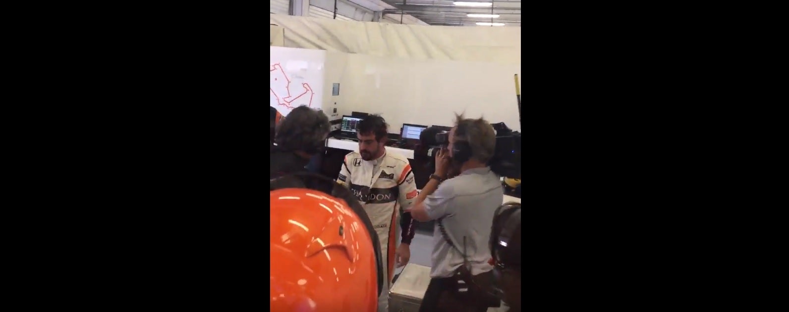 La tensión en el box de McLaren tras el abandono de Fernando Alonso en el GP de Gran Bretaña La tensión en el box de McLaren tras el abandono de Fernando Alonso en el GP de Gran Bretaña