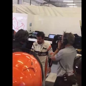 Fernando Alonso entra en el box tras abandonar en Silverstone Fernando Alonso entra en el box tras abandonar en Silverstone