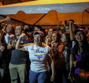Un grupo de simpatizantes de la oposición celebra luego del cierre de las mesas de votación de la consulta opositora en Caracas (Venezuela Un grupo de simpatizantes de la oposición celebra luego del cierre de las mesas de votación de la consulta opositora en Caracas (Venezuela
