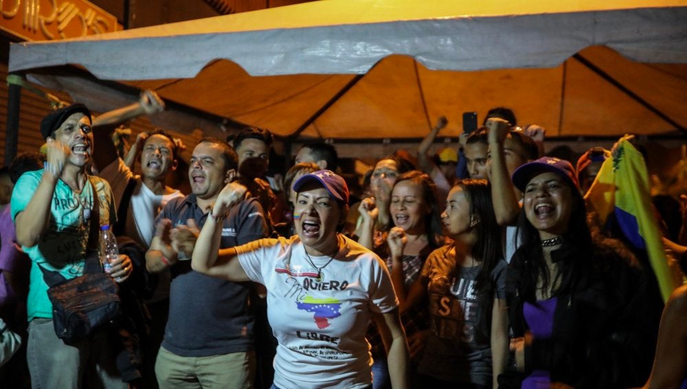 Un grupo de simpatizantes de la oposición celebra luego del cierre de las mesas de votación de la consulta opositora en Caracas (Venezuela